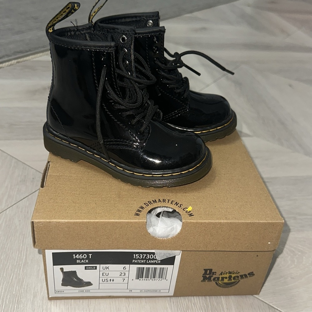 Great condition patent leather Children’s dr Martens